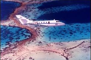 photo avion de la marine au dessus du lagon